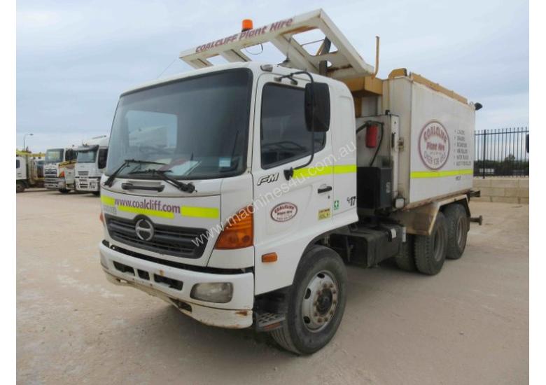 caption 2006 HINO FM WATER TRUCK