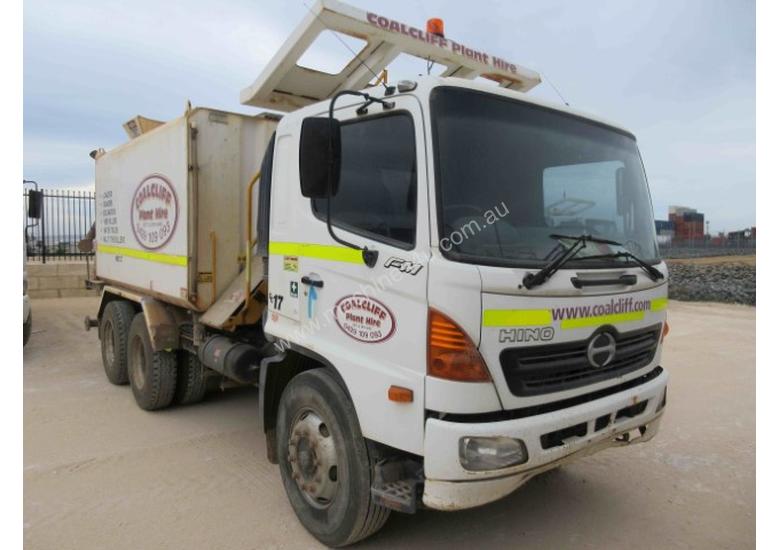 caption 2006 HINO FM WATER TRUCK