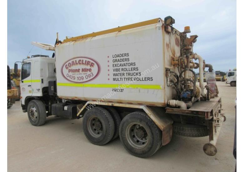 caption 2006 HINO FM WATER TRUCK