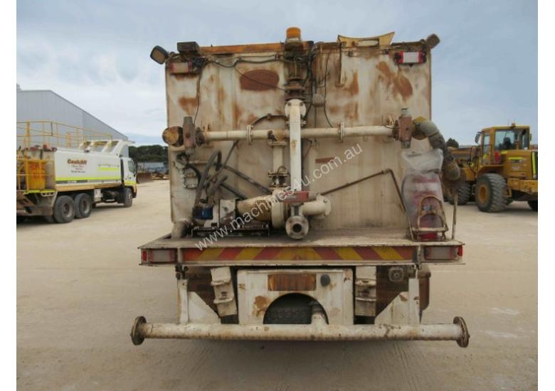 caption 2006 HINO FM WATER TRUCK