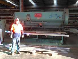 guillotine cuts steel plate 12 mm thick  3000 mm length  - picture0' - Click to enlarge