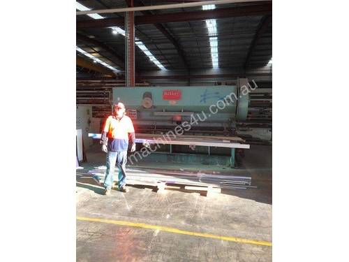 guillotine cuts steel plate 12 mm thick  3000 mm length 