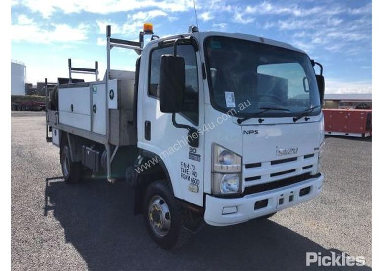 caption 2010 Isuzu NPS300