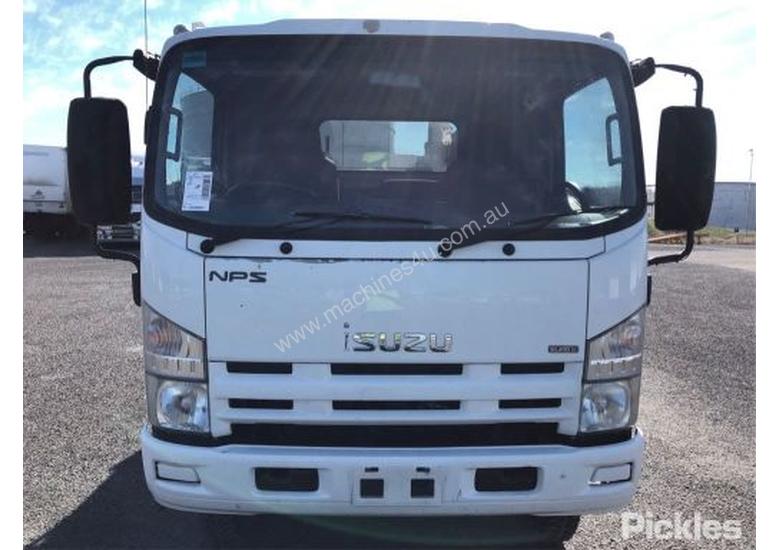 caption 2010 Isuzu NPS300