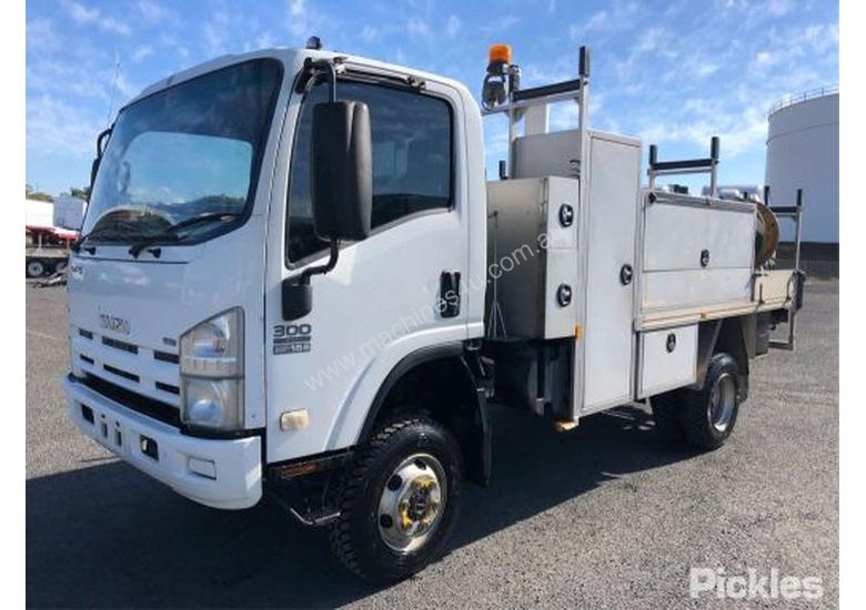 caption 2010 Isuzu NPS300
