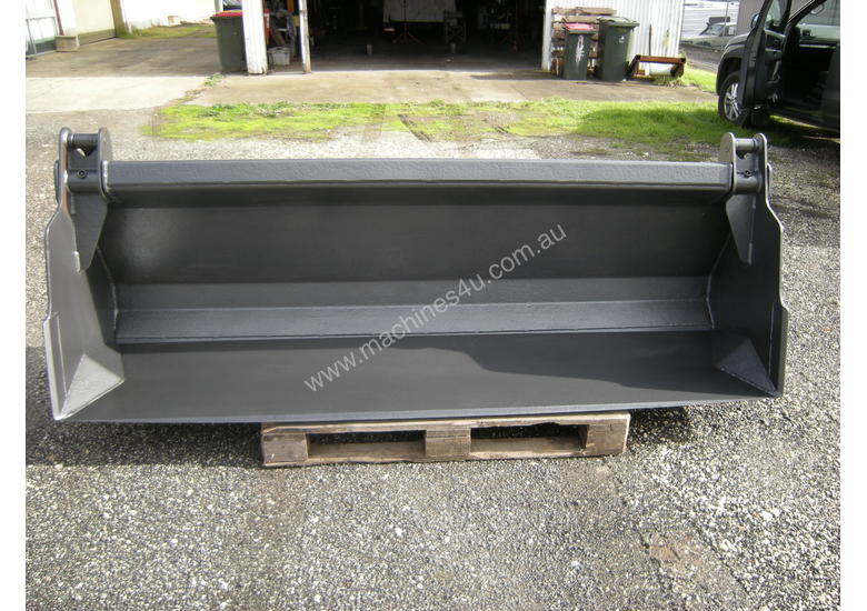 Used MacCormack Manitou 4in1 Bucket Telehandler Buckets in , Listed