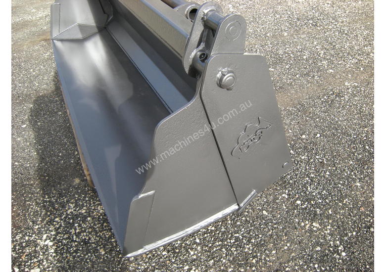 Used MacCormack Manitou 4in1 Bucket Telehandler Buckets in , Listed