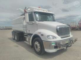 Freightliner Columbia - picture0' - Click to enlarge