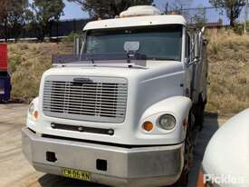 1999 Freightliner FL112 - picture2' - Click to enlarge