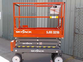 Scissor Lift and Trailer - picture0' - Click to enlarge