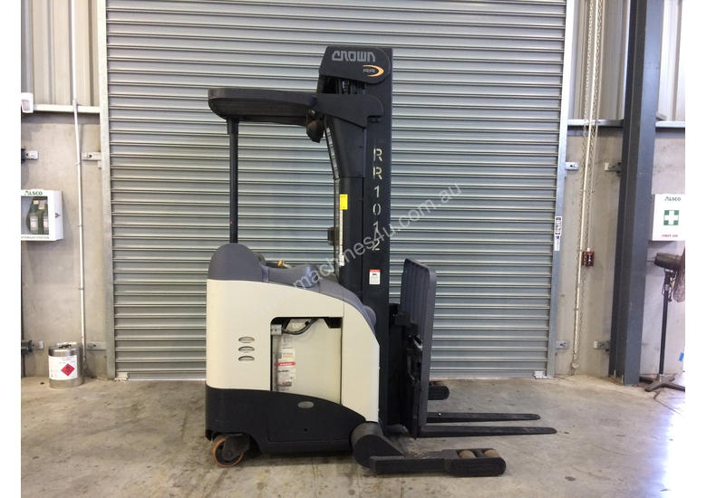 caption Crown RR5200 Reach Forklift Forklift