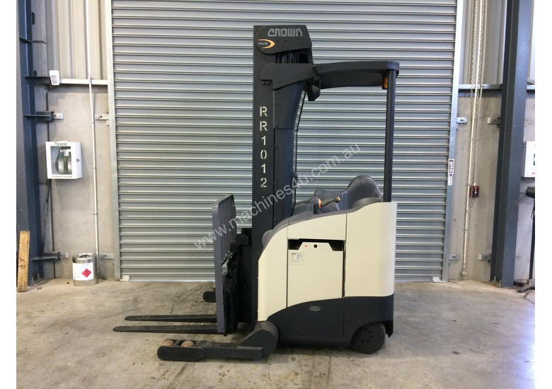 caption Crown RR5200 Reach Forklift Forklift