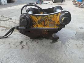 Jaws Hydraulic Quick Hitch to suit Komatsu PC300 - picture0' - Click to enlarge
