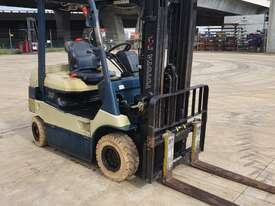 Toyota 2.5T Electric 4 Wheel with Container Mast and comes with Brand New Batteries! - picture0' - Click to enlarge