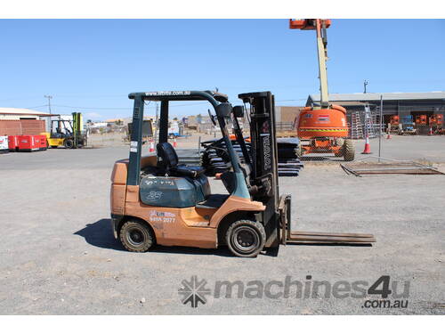 TOYOTA 2.5 TONNE COMPACT FORKLIFT