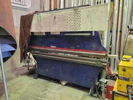 Press brake 2.5m 40 tonnes - picture0' - Click to enlarge