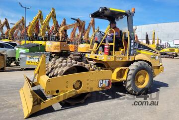 2004 CAT CP433E VIBRATING PADFOOT ROLLER WITH KNOCK DOWN BLADE AND 2522 HOURS   2004 CAT CP433E VIBRATING PADFOOT ROLLER WITH KNOCK DOWN BLADE AND 2522 HOURS
