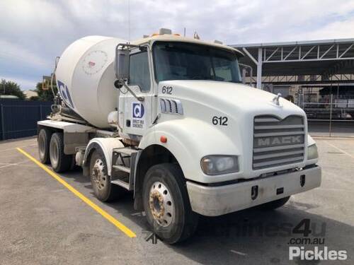 2009 Mack CSMR Concrete Agitator