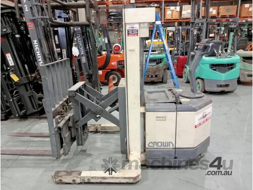 Crown WR3000 Walkie Reach Stacker 