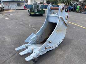 CA-CX300 600mm Bucket with Teeth, Weight: 968Kg, Hitch: 90mm Pin Diameter, 468mm Pin to Pin, 326mm P - picture1' - Click to enlarge