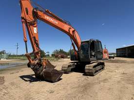 Hitachi ZAXIS 200 Excavator - picture0' - Click to enlarge