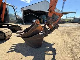 Hitachi ZAXIS 200 Excavator - picture2' - Click to enlarge
