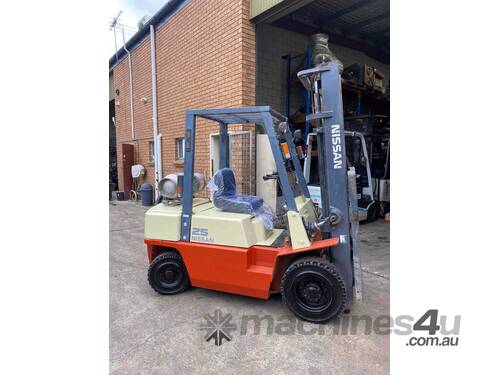 caption Nissan 2.5 Ton Forklift Cheap