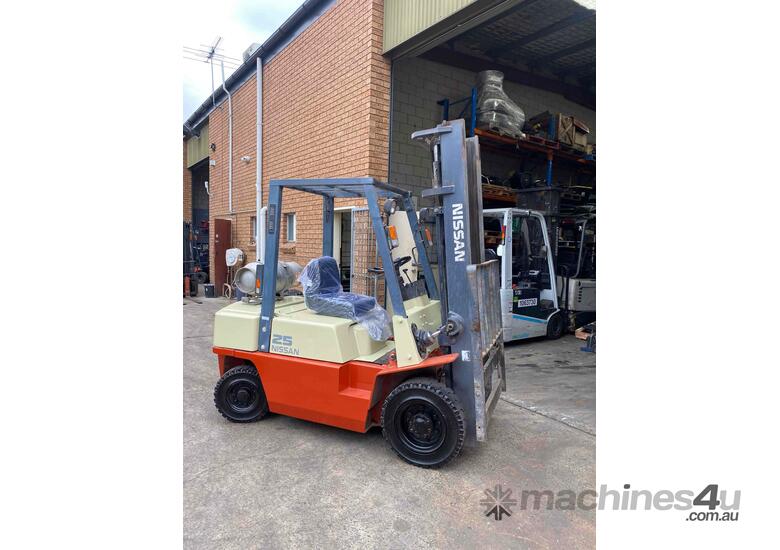 caption Nissan 2.5 Ton Forklift Cheap