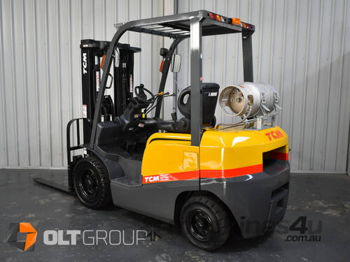 caption Used TCM FG25T3 2.5 Tonne Forklift LPG 4350m Container Mast with Sideshift 2016 Series