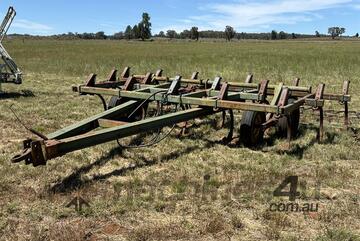 JOH DEERE 1610 CHISEL PLOUGH