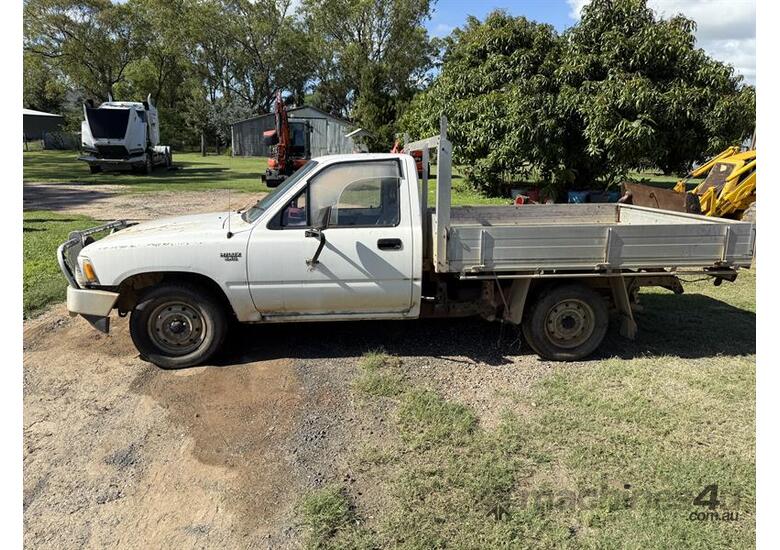 caption 1989 TOYOTA HILUX UTE