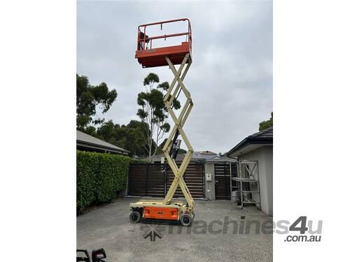 caption JLG 1930 ES electric scissor lift - Low Hours, Newly Refurbished!