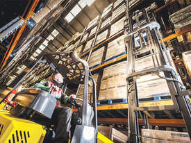Aisle-Master 2.5T Articulated Narrow Aisle Forklift - picture1' - Click to enlarge