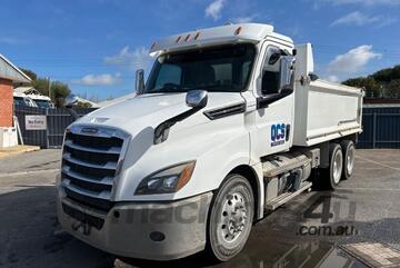 2022 Freightliner Cascadia Tipper