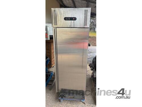 caption BROMIC UPRIGHT FRIDGE