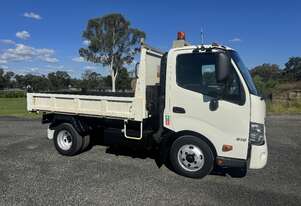 Hino   300 616 Tipper