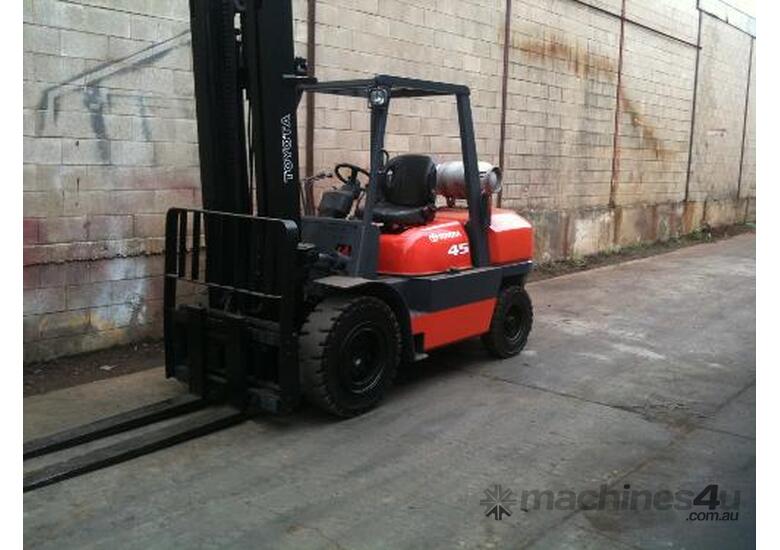 caption Toyota 6FG45 Forklift