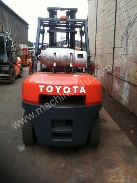 caption Toyota 6FG45 Forklift