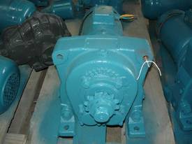 INDUSTRIAL REDUCTION BOX MOTOR/ 52RPM - picture0' - Click to enlarge