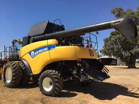 New Holland CR8090 Header(Combine) Harvester/Header - picture1' - Click to enlarge