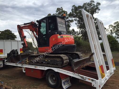 Kubota 2016 excavator with 800 hours,air cabin, steel  tracks rubber pads, buckets and grab