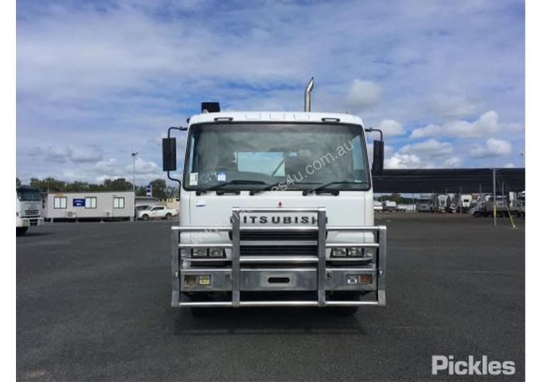 caption 2002 Mitsubishi FV 500