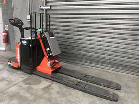 Raymond 8400 Pallet Truck Forklift - picture0' - Click to enlarge