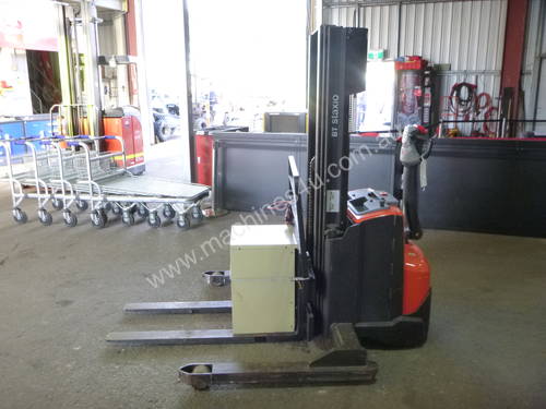 2009 BT Staxio SWE120s 1,200 KGs Walk Behind Electric Reach Stacker with Charger (GA1087)