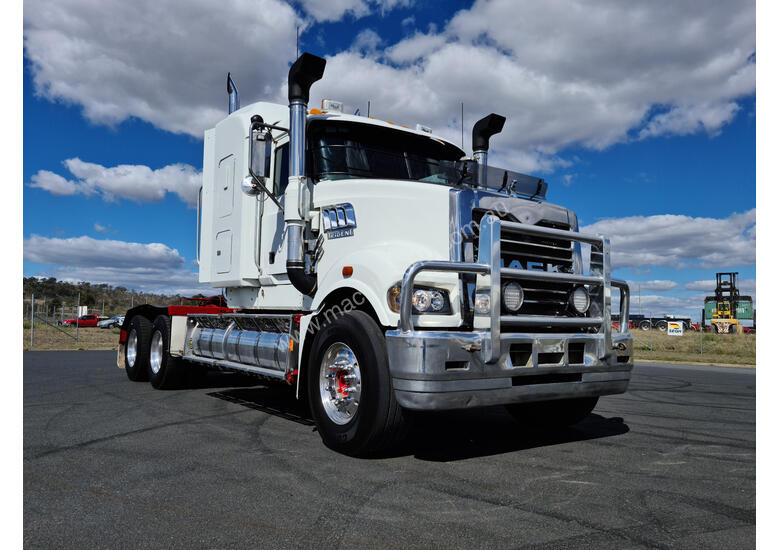 caption Mack TRIDENT Primemover Truck