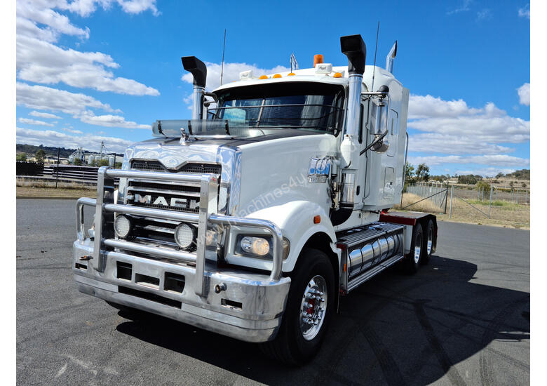 caption Mack TRIDENT Primemover Truck