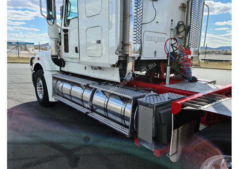 caption Mack TRIDENT Primemover Truck