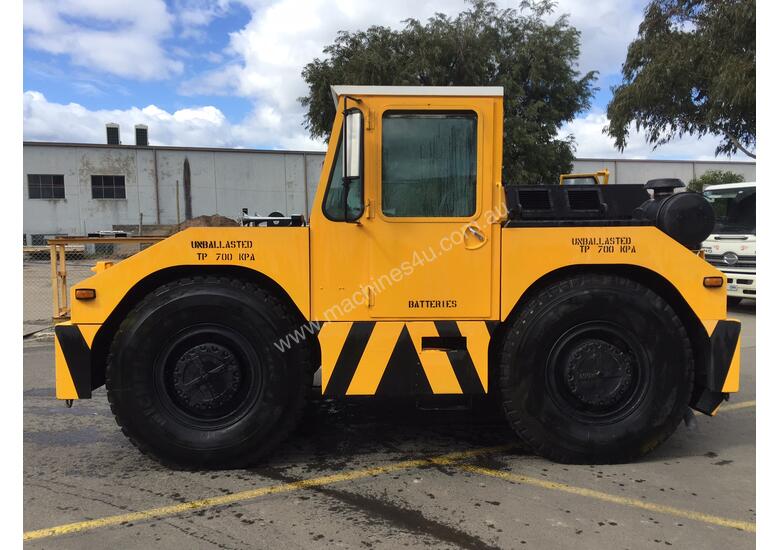 caption Douglas Tugmaster DC 10/4 Tow Tug