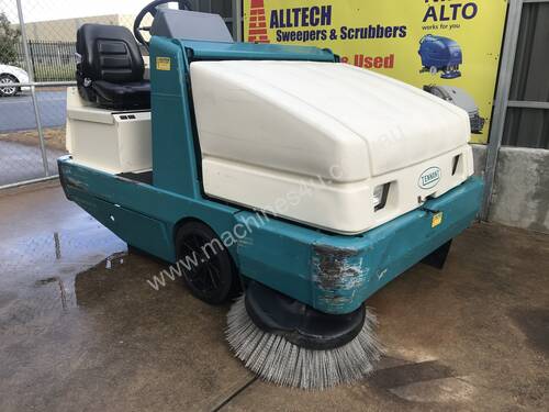  Tennant 6500 LPG Ride on sweeper   