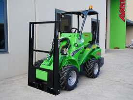 Avant 523 Articulated Compact Wheel Loader W/ Flip Up Forks - picture2' - Click to enlarge